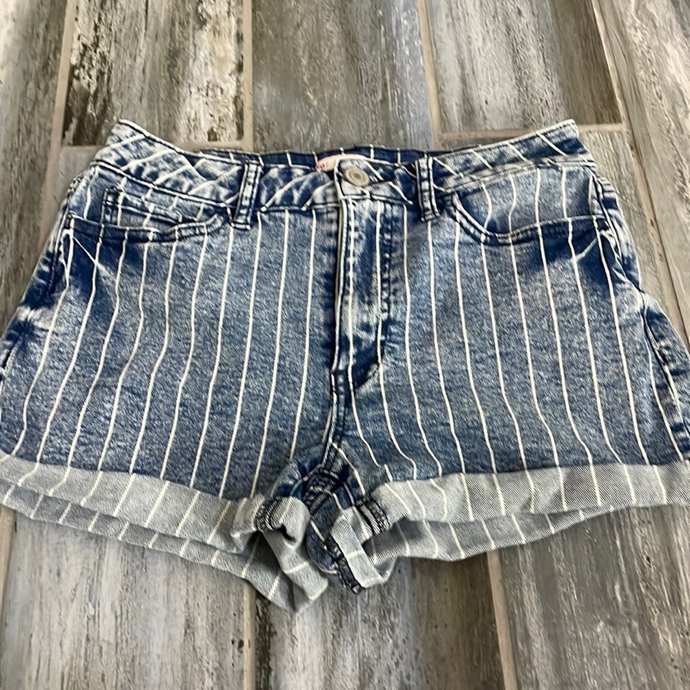Cute striped jean shorts from so. The size is 7/28 W.